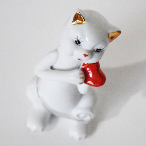 Ceramic Cat with Heart - Picture 5 of 12